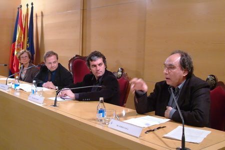 Coca, en primer pla, durant la conferència