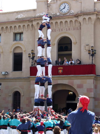 Els Capgrossos, aixecant el 3 de 8