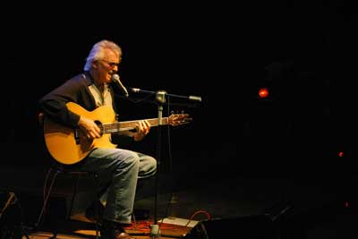 Steve Payne en un momento del concierto. Steve Payne en un momento del concierto.