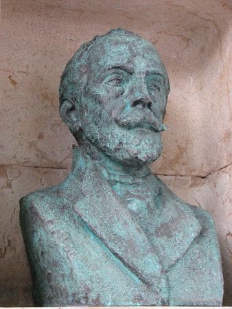 El bust està fet de bronze i representa al poeta Joan Maragall en la seva etapa madura 