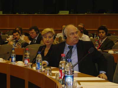 Bada, amb la seva dona, en un moment de la sessió de treball. 	