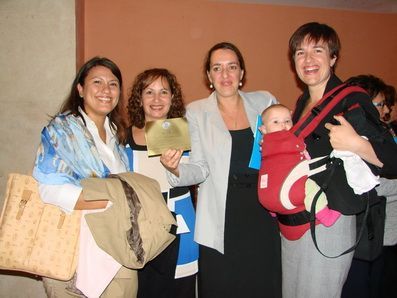 Membres de la Lliga de la Llet mostrant el premi Membres de la Lliga de la Llet mostrant el premi