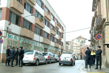 Miembros del Mossos d'Esquadra ante la fábrica