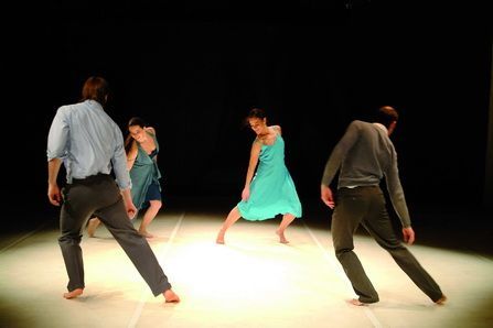 Imagen de una de las coreografías de la obra Imagen de una de las coreografías de la obra