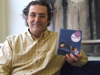 L'autor, amb el llibre L'autor, amb el llibre
