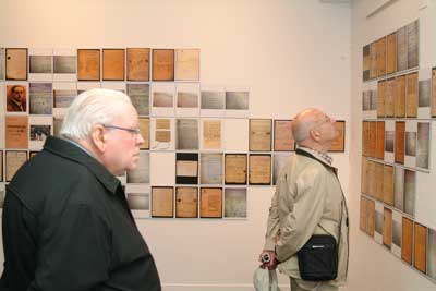 Dos avis observant l'exposició, divendres a la tarda.