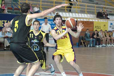 Xavier Costa, amb set rebots i set assistències, va se una de les claus de la victòria