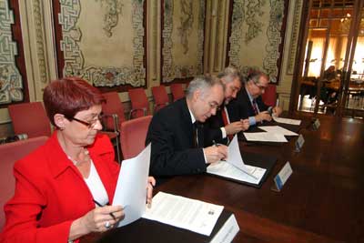 Un momento de la firma del acuerdo.