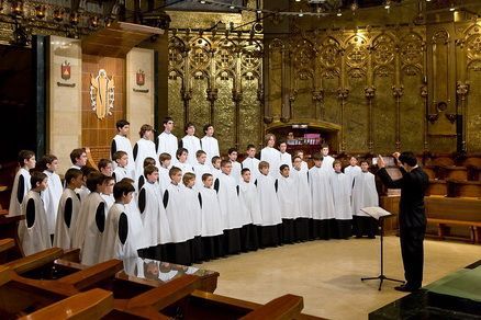 Imatge dels infants que integren el conjunt coral, durant un concert