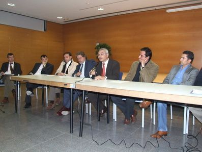 Los participantes a la mesa redonda Los participantes a la mesa redonda