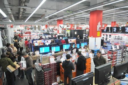 Grandes almacenes llenos de gente Grandes almacenes llenos de gente
