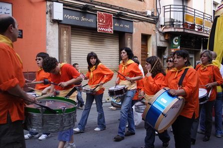 Una imatge de la rua per les festes del barri de Cerdanyola