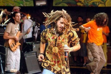 Varios miembros del grupo, durante un concierto