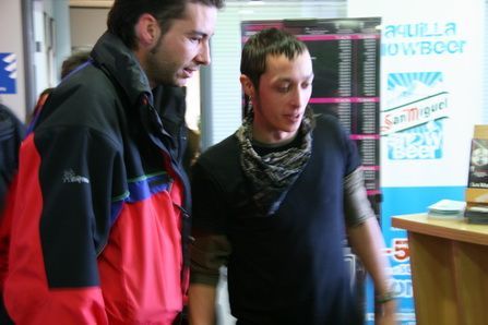 Albert Pérez, dreta, després de trobar-lo