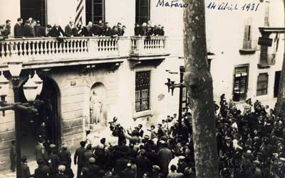 Proclamación de la República a la Casa Grande de la ciudad. Algunos ciudadanos lanzan un busto dAlfons XIII. Proclamación de la República a la Casa Grande de la ciudad. Algunos ciudadanos lanzan un busto dAlfons XIII.
