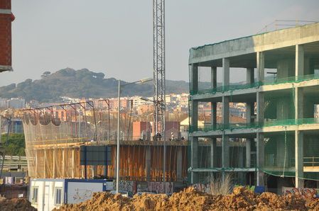 Una de las torres en construcción