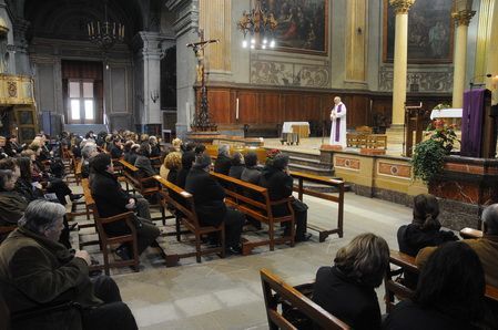 Dos imágenes de Santa Maria, llena a rebosar, durante el funeral Dos imágenes de Santa Maria, llena a rebosar, durante el funeral