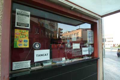 La taquilla dels cines, amb un rètol de "tancat", aquesta tarda. La taquilla dels cines, amb un rètol de "tancat", aquesta tarda.