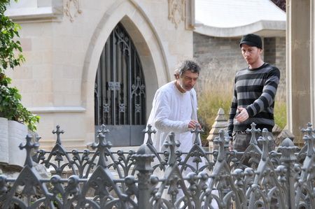 Boris Ruiz i Francesc Pàez durant el rodatge al cementiri Boris Ruiz i Francesc Pàez durant el rodatge al cementiri