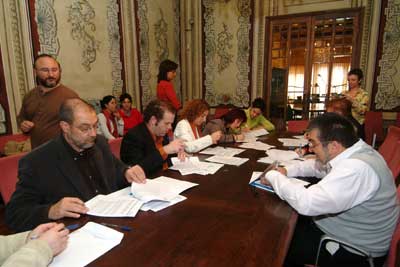 Imatges de la signatura del conveni.