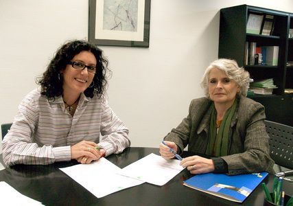 Moment de la firma entre la Directora Gerent de la Fundació Maresme, Maria Carme Maltas, i la directora de l'Oficina del Carrer Santa Teresa de Mataró de Caja Madrid, Maria Teresa Rodríguez