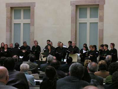 Dos momentos de la interpretación de la coral al Parlamento. Dos momentos de la interpretación de la coral al Parlamento.