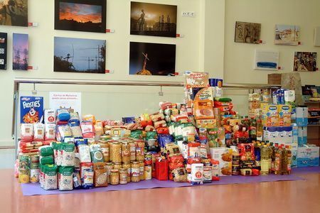 Alimentos recogidos a Renacuajo por Càritas Alimentos recogidos a Renacuajo por Càritas