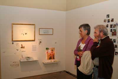 Dos visitants de la mostra, divendres passat.