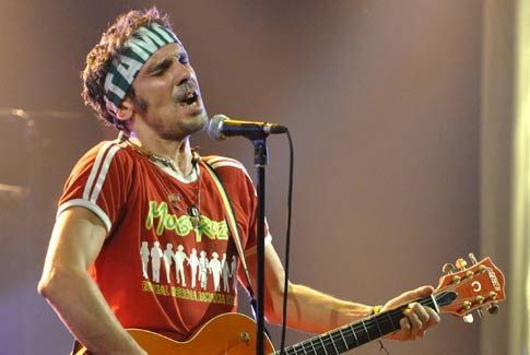 Manu Chao en una actuación Manu Chao en una actuación