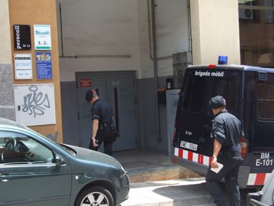 Policies entrant a un local del passatge Torrijos