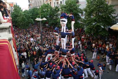 Els blaus durant la construcció d'un dels castells.