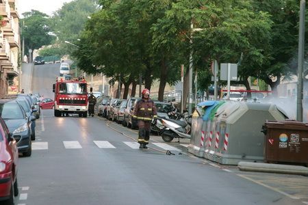 Un dels contenidors cremats