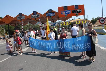 Una cinquantena de manifestants han reivindicat al peatge d'Alella que la gratuïtat que tenen com a veïns d'aquesta població s'ampliï a tots els residents del Maresme. Una cinquantena de manifestants han reivindicat al peatge d'Alella que la gratuïtat que tenen com a veïns d'aquesta població s'ampliï a tots els residents del Maresme.