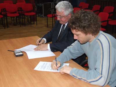 Puigvert i Manté durant la signatura. Puigvert i Manté durant la signatura.